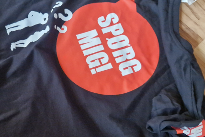Billede at talebobbel på tshirt med teksten "spørg mig"