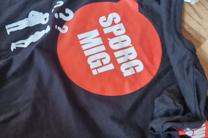 Billede at talebobbel på tshirt med teksten "spørg mig"